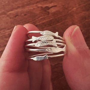 Minimalist fish Ring, tiny fish ring, silver jewellery, dainty fish silver ring, floating fish band, handmade ring in Barcelona