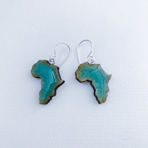Boucles d'oreilles Afrique en bleu turquoise, carte de l'Afrique pendantes, boucles d'oreilles pour petites filles, bijoux Afrique, jolies boucles d'oreilles dans une boîte cadeau kraft