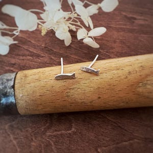 Piccoli orecchini a forma di pesce in argento, orecchini a forma di pesce minimalisti, gioielli in argento, graziosi orecchini in argento, borchie a forma di pesce galleggiante, orecchini fatti a mano