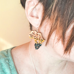 Boucles d'oreilles de déclaration d'Afrique, boucles d'oreilles de carte d'Afrique, bijoux africains, boucles d'oreilles pour des femmes, boucles d'oreilles argentées d'Afrique, boucles d'oreilles de balancement, boucles d'oreilles en bois