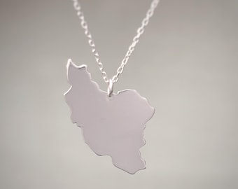 Halsband med karta över Iran i sterlingsilver · Hänge med karta över Iran · Handgjorda resesmycken i silver