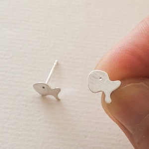 Piccoli orecchini di pesce d'argento, regalo per gli amanti dell'acquario, borchie di pesce d'argento sterling, borchie d'argento di pesce, piccoli orecchini d'argento, orecchini per gli amanti del mare