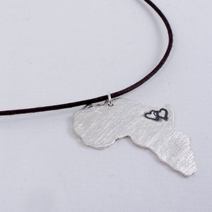 Collier carte de l'Afrique, coeurs doubles estampés, pendentif personnalisé, pendentif carte de l'Afrique, pendentif en argent, coffret cadeau kraft avec un cadeau gratuit