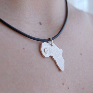 Afrika Halskette mit Herz, Afrika Landkarte Anhänger, Afrika Herz Halskette, Silber Afrika Karte, personalisierter Schmuck, personalisierte Silberkette Landkarte