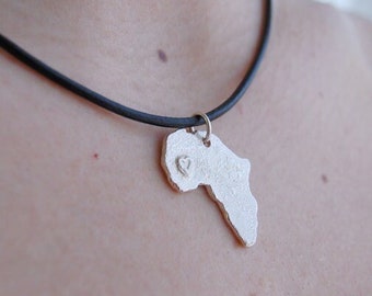 Collar de África con corazón, Colgante de mapa de África, Collar de corazón de África, Mapa de África de plata, Joyería personalizada, Collar de mapa de plata personalizado