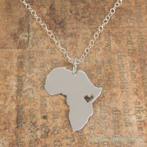 Colgante de plata de África, colgante de mapa personalizado, mapa de África en plata argentina 935 en una caja de regalo kraft con un regalo extra gratis imagen 2