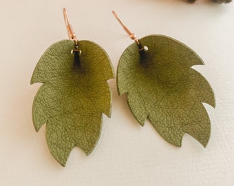 Pendientes de hoja verde colgantes, pendientes de tela lavable, pendientes de cuero vegano, pendientes de declaración de hoja, pendientes boho, regalo para ella