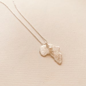 Collier de l'Afrique avec perle, pendentif carte de l'Afrique, pendentif carte personnalisé, carte de l'Afrique en argent, collier carte de l'Afrique, cadeau de voyage personnalisé