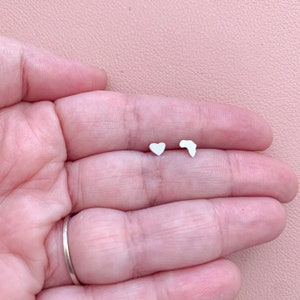 Petites boucles d'oreilles africaines en argent, boucles d'oreilles coeur en argent, clous d'Afrique, cadeau Afrique, bijoux Afrique pour femme, bijoux africains, cadeau africain