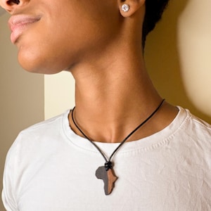 Collier carte en ébène blanc et noir d'Afrique, pendentif carte en bois d'ébène, bijoux personnalisés en Afrique, collier en bois d'ébène blanc pour homme