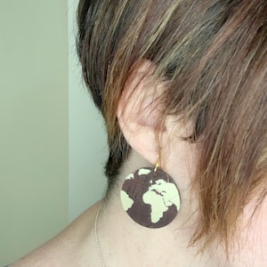 Boucles d'oreilles pendantes carte du monde, boucles d'oreilles en cuir végétalien, boucles d'oreilles tendance Afrique, boucles d'oreilles globe, cadeau de voyage pour femme, boucles d'oreilles en liège marron