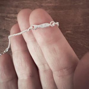 Dainty Sterling Silver Fish Charm Bracelet – Minimalist Ocean Jewelry, Tiny Sea Lover Gift, Handmade Silver Bracelet