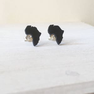 Boucles d'oreilles Afrique en bois d'ébène, boucles d'oreilles personnalisées de carte, boucles d'oreilles en ébène d'Afrique, carte de l'Afrique, clous d'Afrique argentés, boucles d'oreilles personnalisées