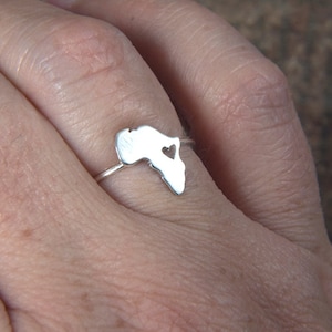Silber Afrika Karte Ring mit Herz, Afrika Schmuck, Silber Afrika Band, silber Afrikanischer Ring, Afrikanischer Schmuck, personalisierter Ring, Reise Geschenk