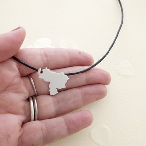 Collier Venezuela en argent Pendentif carte du Venezuela personnalisé en argent Argentium, pendentif adoption pendentif Venezuela, bijoux personnalisés