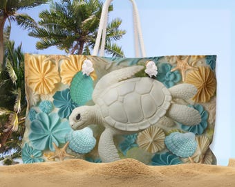 Puede incluir: Un bolso de playa grande con un diseño de tortuga marina blanca y una superficie texturizada. El bolso está decorado con conchas marinas, estrellas de mar y detalles florales en azul, amarillo y blanco. Tiene un asa de cuerda blanca.