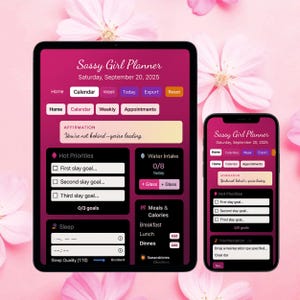 Può includere: Un'interfaccia di pianificatore digitale su tablet e smartphone, con un design rosa e nero. Il "Sassy Girl Planner" mostra calendario, obiettivi e affermazioni. Il testo "You're not behind-yerire leading" è visibile.