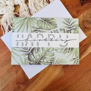 Handgemachte Geburtstagskarte mit Monstera | Tropisches Design | Happy Birthday Karte mit Handlettering & Umschlag | Aquarellpapier Karte