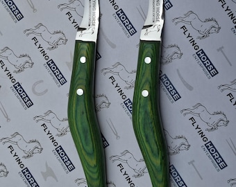 Set di coltelli per zoccoli a lama curva con ausilio in ottone per la ferratura.