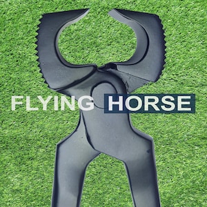 Puede incluir: Tenazas negras de herrero con una cuchilla curva y dentada y mangos largos. El texto "FLYING HORSE" se muestra en letras blancas en el centro de la imagen. Las tenazas están sobre un fondo de hierba verde.