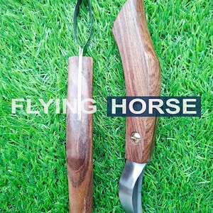 Puede incluir: Dos herramientas de tallado con mango de madera y cuchillas de acero inoxidable y el texto "FLYING HORSE" sobre un fondo de hierba verde. Una herramienta tiene una cuchilla curva y la otra una cuchilla en forma de cuchara.