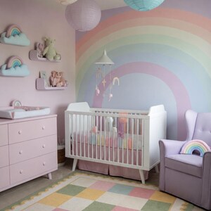 Soft plush pastel checkerboard nursery rug with scalloped border in blush pink, sage green, cream, butter yellow, and baby blue tones. This tufted kids room carpet is styled in a dreamy rainbow-themed nursery and adds cozy cottagecore charm to playrooms, baby rooms, and modern children’s spaces. Perfect for pastel aesthetic decor, soft nursery interiors, Montessori playrooms, and colorful bedroom styling for toddlers and babies