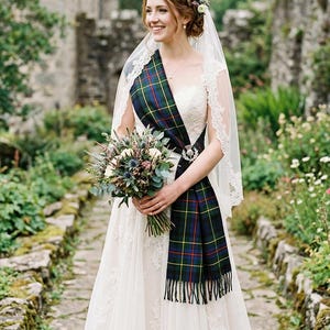 Fajín de tartán de clan personalizado - Chal escocés de cuadros para bodas para mujer - Fajín de hombro nupcial - Más de 50 tartanes de clan - Vestimenta tradicional de las Tierras Altas con herencia celta