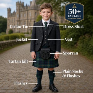 Puede incluir: Un joven con un atuendo escocés tradicional, que incluye una chaqueta gris oscuro, un chaleco y una falda escocesa de tartán. El atuendo presenta una corbata, destellos y calcetines de tartán a juego. Un sporran negro cuelga de la cintura. El texto dice "50+ Tartans to choose from."