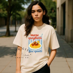 Mais Espaguete, Menos Agitação PNG | Camiseta Engraçada de Espaguete | Design de Comida em Aquarela | Presente para Amantes da Comida | Espaguete e Almôndegas
