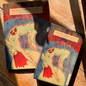 O baralho de tarô RED SEEDS 'Os Mistérios de Elêusis' e o livro complementar A5