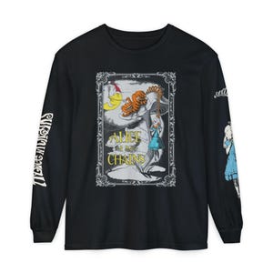 Op de afbeelding: Zwart shirt met lange mouwen met een Alice in Chains-afbeelding. Het ontwerp bevat de bandnaam en een illustratie van Alice in Wonderland-personages. De bandnaam staat in witte letters op de linkermouw.