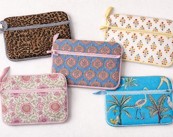 Handgemaakte roze laptophoes met bloemen. Gewatteerde katoenen laptophoes Een uniek bohocadeau voor haar."