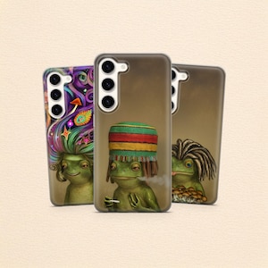 以下が含まれることがあります： 3つのスマートフォンケース。それぞれ、風変わりなカエルのイラストが描かれています。1つはサイケデリックなデザインで、他はドレッドヘアで喫煙しているカエルです。ケースは緑、茶色、紫の色合いです。