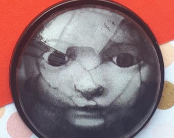 Colar de cabeça de boneca quebrada ~ Pingente de camafeu redondo ~ Arte sombria alterada ~ Gótico vitoriano