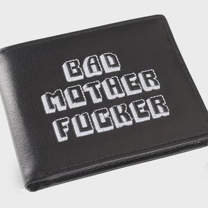 Schwarz Weiß bestickter Bad Mother Fu**er Leder Geldbeutel, wie in Pulp Fiction gesehen