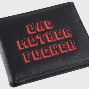 パルプ・フィクションに登場した、黒と赤の刺繍が入ったバッド・マザー・ファッカーのレザーウォレット