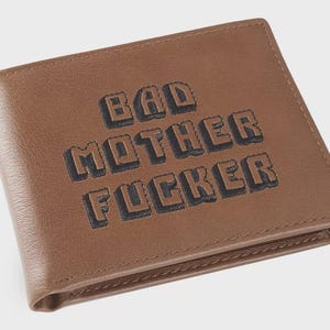 Portefeuille en cuir brodé Bad Mother Fucker marron, tel qu'on le voit dans Pulp Fiction