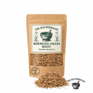 Pode incluir: Uma bolsa de papel castanho contendo raiz de grama das Bermudas seca, rotulada como The Old Herbalist com um gráfico de almofariz e pilão. Um monte de raiz fibrosa castanho-clara situa-se à frente da bolsa, que tem uma janela transparente.