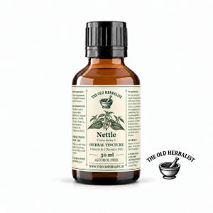 Könnte beinhalten: Eine 50 ml Braunglasflasche mit The Old Herbalist Brennnessel-Kräutertinktur und schwarzem Verschluss. Das Etikett zeigt ein Mörser-und-Stößel-Symbol, eine Brennnessel-Illustration sowie Angaben zu Inhaltsstoffen und Anwendung.