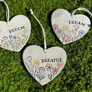 Keramische hartvormige wanddecoratie, handgemaakte decoratie met wilde bloemen, Bloom Dream Breathe-bordje, botanisch cadeau, cottagecore woondecoratie