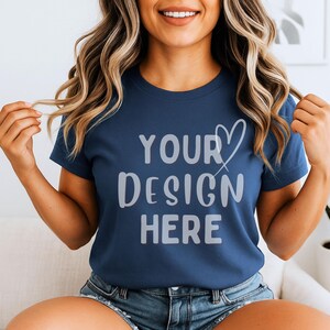 Bella Canvas 3001 クールブルーTシャツ モックアップ、BC 3001 ライフスタイルモデル モックアップ、POD ブルーシャツ テンプレート インスタントダウンロード、トレンド感あふれるモックアップ