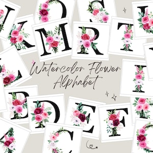 Puede incluir: Un conjunto de letras del alfabeto en negro, cada una adornada con un arreglo floral en tonos rosa, rojo y blanco. El texto "Watercolor Flower Alphabet" está escrito en cursiva. Las letras están sobre cuadrados blancos.