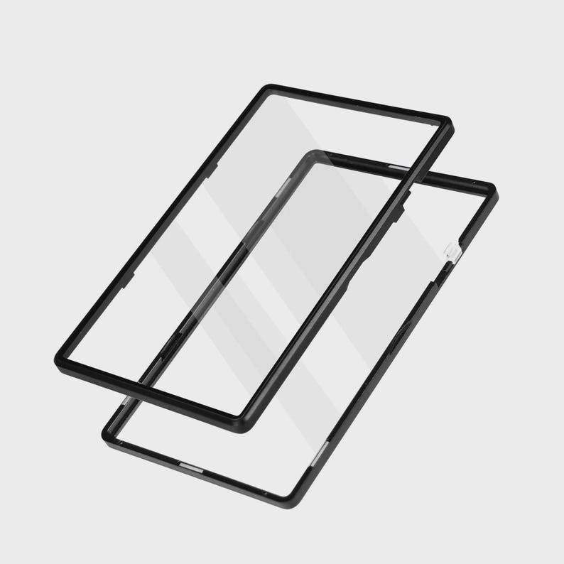Puede incluir: Dos protectores de pantalla rectangulares transparentes para tel&eacute;fono con marcos negros est&aacute;n ligeramente desplazados, mostrando su dise&ntilde;o transparente. Los protectores est&aacute;n dise&ntilde;ados para proteger la pantalla del tel&eacute;fono de ara&ntilde;azos y da&ntilde;os.