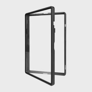 Puede incluir: Una funda de tel&eacute;fono negra, abierta y mostrada en &aacute;ngulo, revelando el interior. La funda tiene forma rectangular con un centro claro y transparente. El marco es de color negro s&oacute;lido y la funda parece estar hecha de un material duradero.