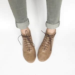 Dames enkellaarsjes met veters van bruin Italiaans leer, zachte laarsjes met lage hak, elehandmade schoenen
