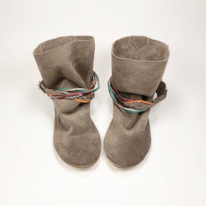 Boho-enkellaarzen van Italiaans zacht lichttaupe leer, lichtbruine slappe slofjes, elehandmade schoenen