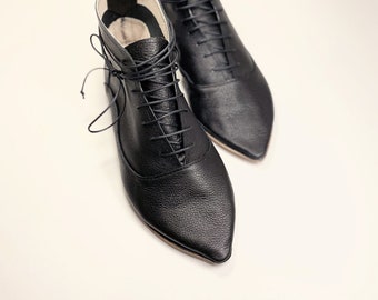Stivaletti stringati da donna in pelle italiana nera, stivaletti fatti a mano con tacco basso e punta affilata, scarpe Elehandmade