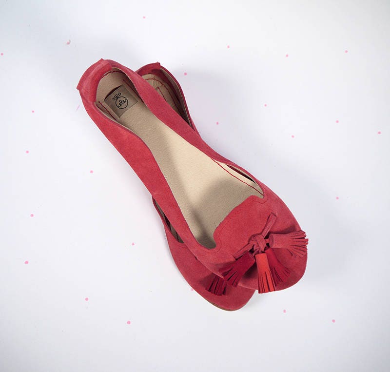 Elegant Pointed-Toe Loafers with Red Tassels main image 1