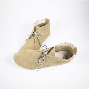 Desert Ankle Boots aus Sand Italienischem Wildlederleder, Chukka Handmade Laced Booties Schuhe