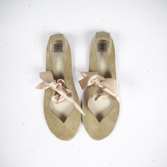 Ballerinas mit Schleife. Ballerinas. Schuhe der Frauen. Mary Jane Schuhe. Brautschuhe. Flache Schuhe. Ballerina Schuhe. Sand Creme Schuhe Ballerinas mit Schleife. Ballerinas. Schuhe der Frauen. Mary Jane Schuhe. Brautschuhe. Flache Schuhe. Ballerina Schuhe. Sand Creme Schuhe